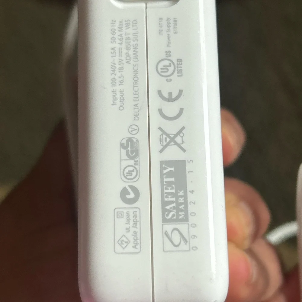 85 W Magsafe power adapter